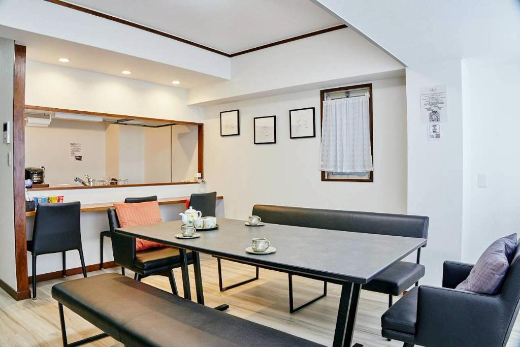 a dining room with a table and chairs at Kvillage BLDG 無料駐車場付き 原爆ドームまで徒歩15分 大人数でもOK in Hiroshima
