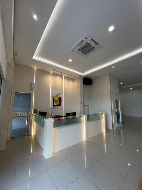 a room with a kitchen with white cabinets and a ceiling at One Point Hotel TT3 Tabuan Tranquility in Kuching