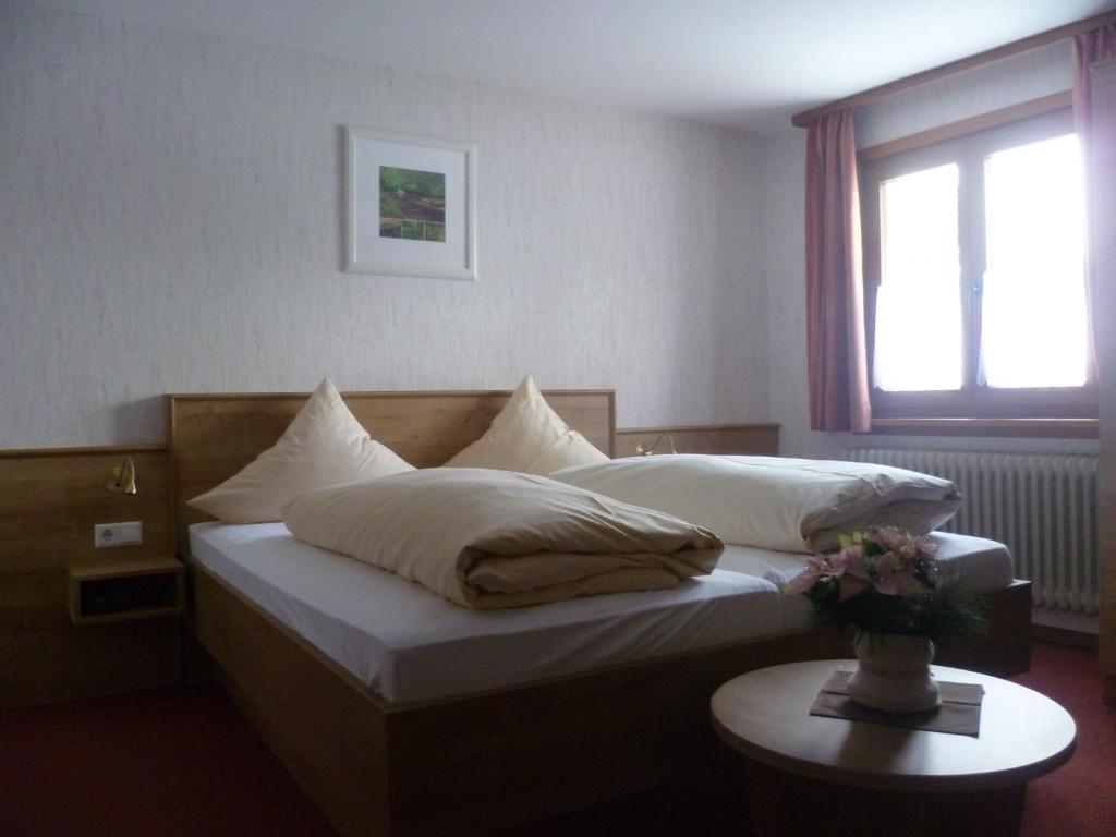 Postel nebo postele na pokoji v ubytování Hotel Gasthof Straub