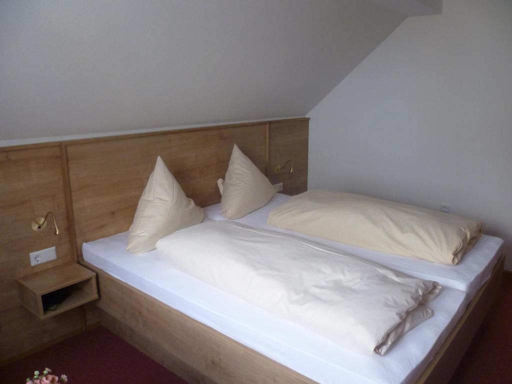 Postel nebo postele na pokoji v ubytování Hotel Gasthof Straub