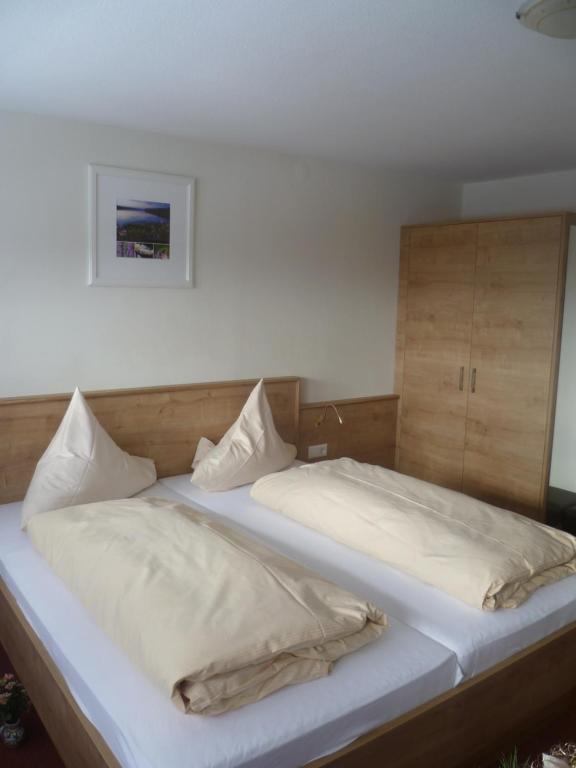 Postel nebo postele na pokoji v ubytování Hotel Gasthof Straub