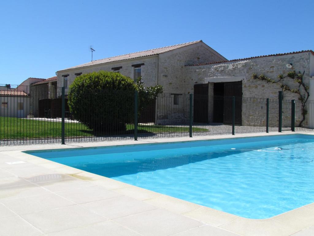 una piscina frente a un edificio en Appartement La Rochelle, en Sainte-Soulle