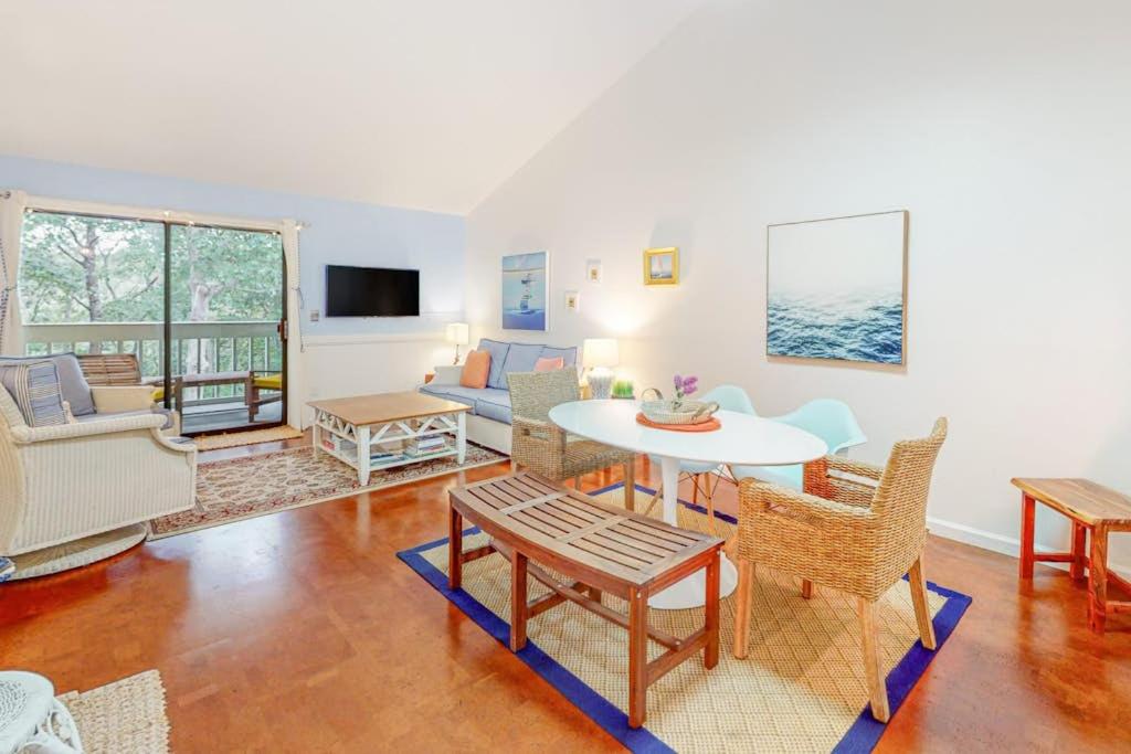 ein Wohnzimmer mit Tisch und Stühlen in der Unterkunft Ocean Mandevilla in Brewster