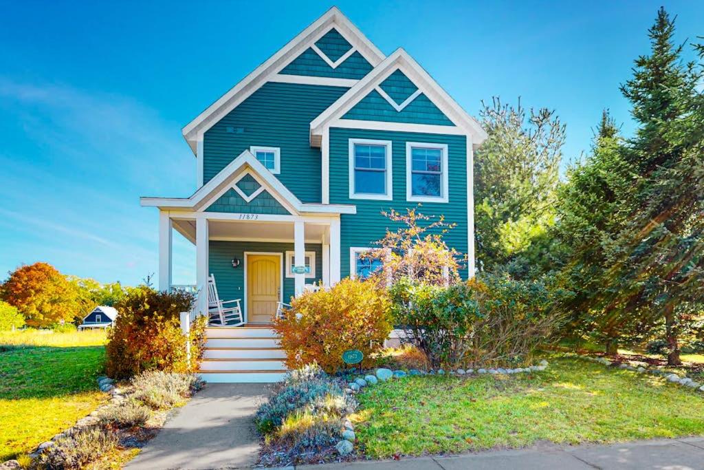 a blue house with a yellow door at Green Glen in Empire