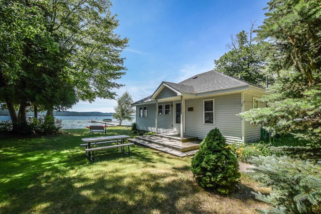 a house with a picnic table and a bench in the yard at Kaap Kottage in Honor