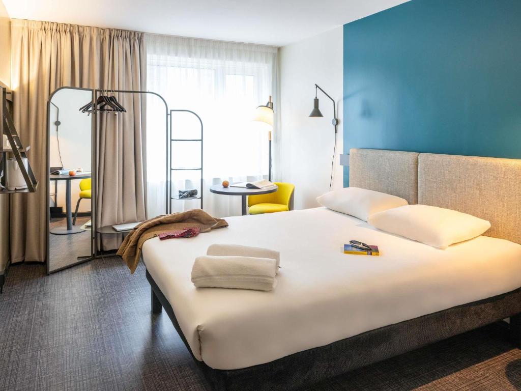 a bedroom with a large white bed in a room at ibis Bristol Temple Meads in Bristol