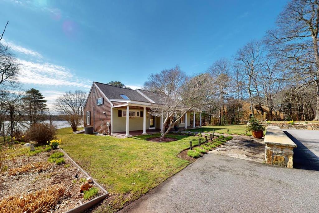ein Haus mit einer Auffahrt davor in der Unterkunft Lovells Landing in Cotuit