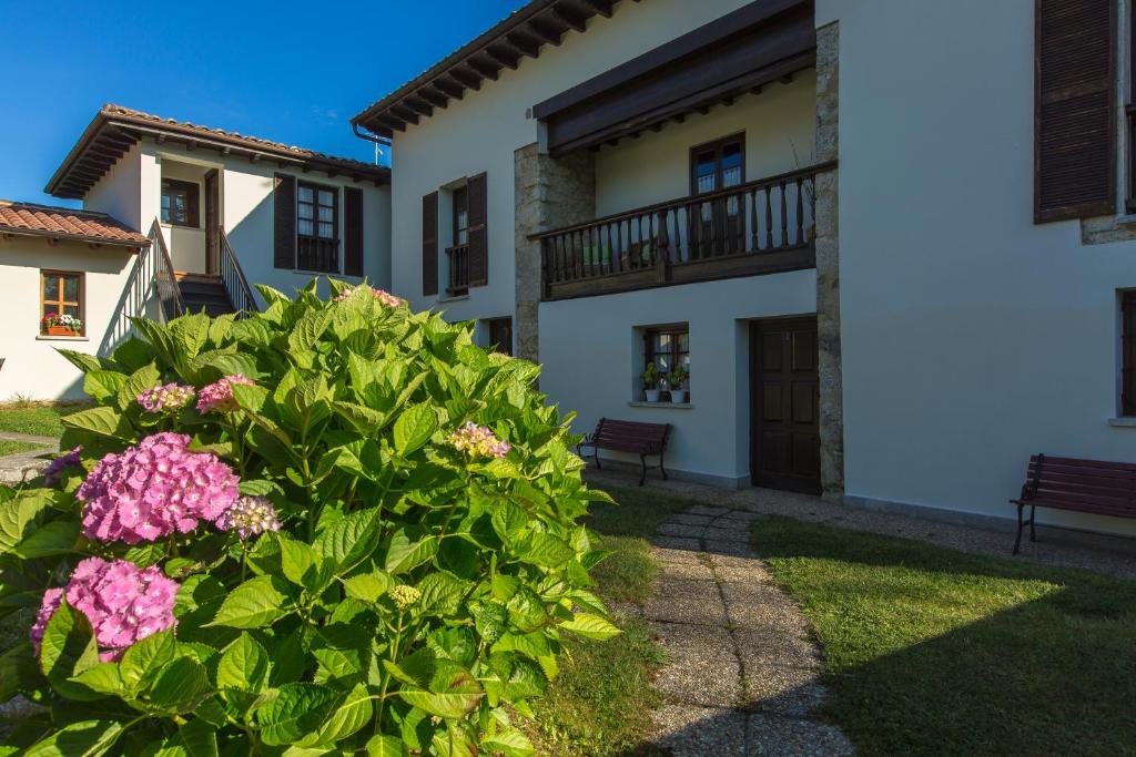 A garden outside Apartamentos Rurales Playa del Canal