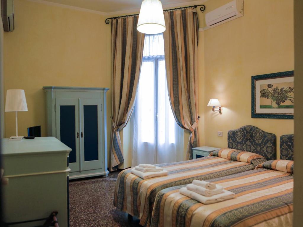 Postel nebo postele na pokoji v ubytování Hotel Delle Rose