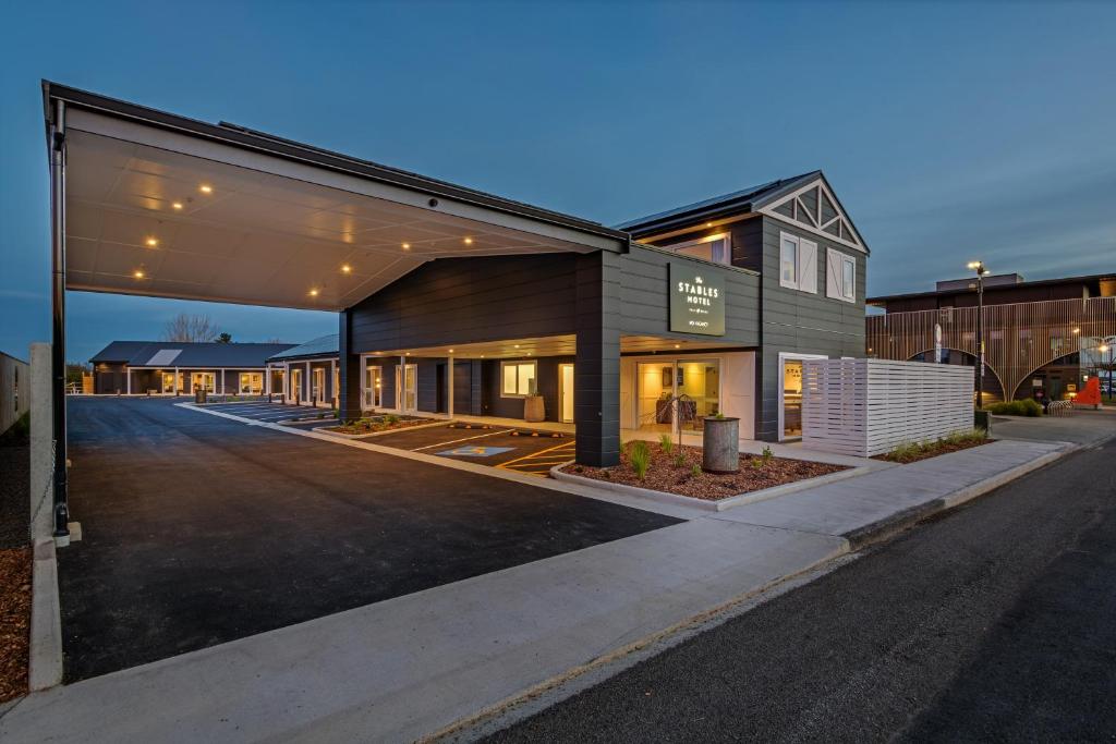an empty parking lot in front of a building at The Stables Motel in Bulls