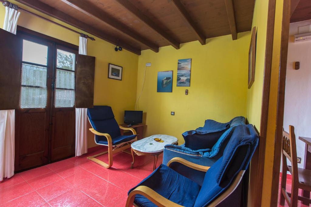 A seating area at Apartamentos Rurales Playa del Canal