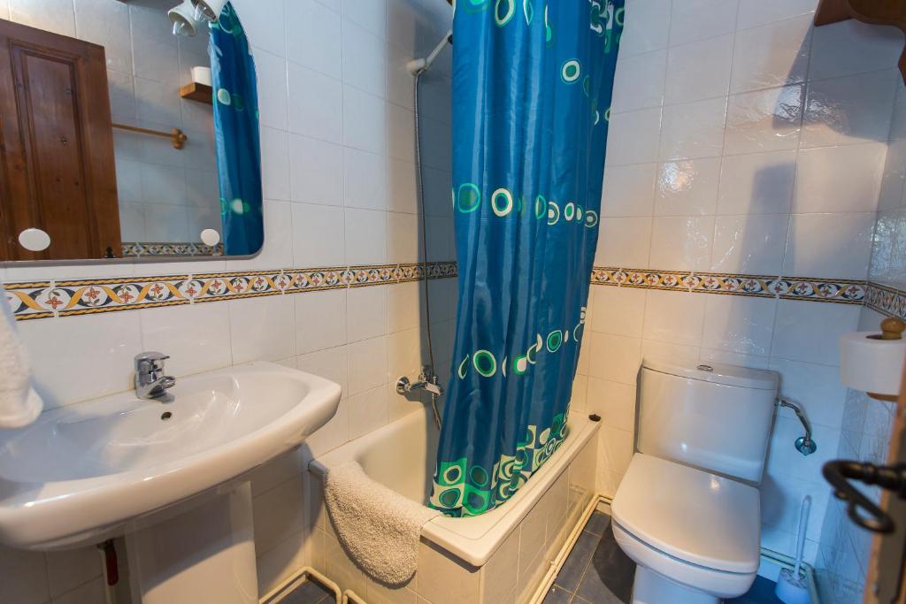A bathroom at Apartamentos Rurales Playa del Canal