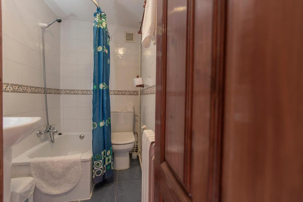 A bathroom at Apartamentos Rurales Playa del Canal