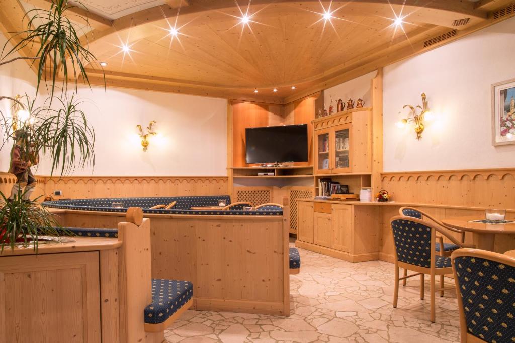 TV a/nebo společenská místnost v ubytování Hotel Al Cervo