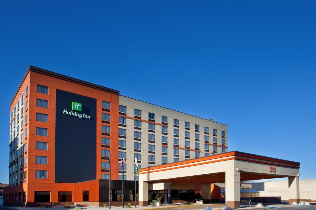 ein Hotel mit einer Tankstelle davor in der Unterkunft Holiday Inn Grand Rapids Downtown by IHG in Grand Rapids