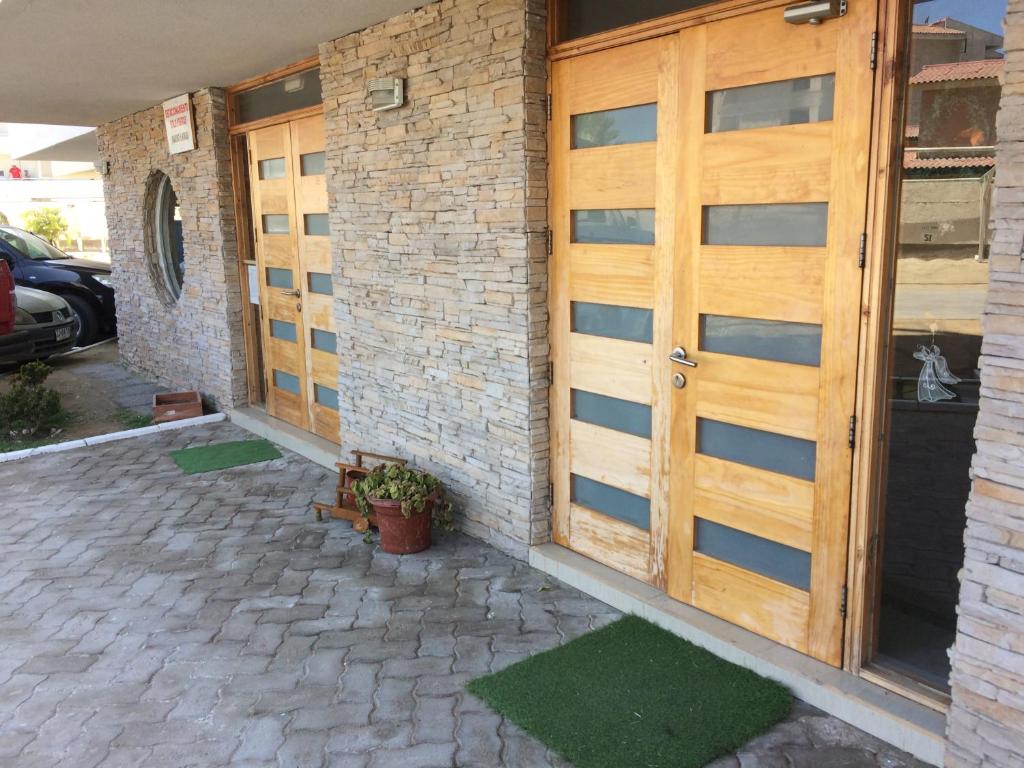 un par de puertas de madera en el lateral de un edificio en Departamento Marina Peñuelas, en La Serena