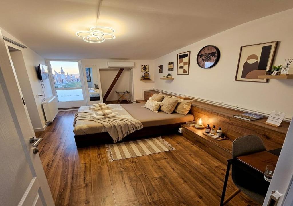 a bedroom with a large bed in a room at Wood Nest in Bragadiru