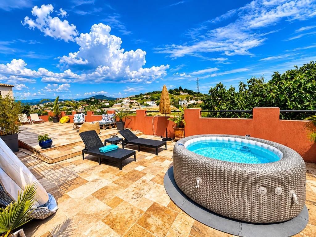 Nice, collines, Château de Crémat, villa, jacuzzi