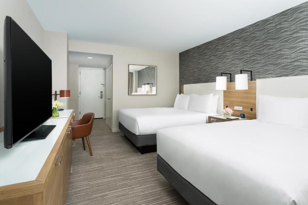 Hyatt Regency Bethesda near Washington D.C. - Комната королевы с двумя кроватями и доступной ванной - доступ к инвалидности