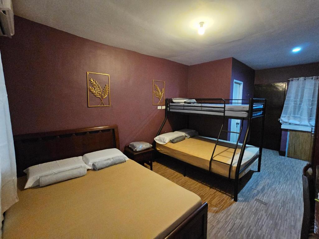 ein Schlafzimmer mit zwei Etagenbetten in einem Zimmer in der Unterkunft Ciello Accommodation 2 in Cagayan de Oro