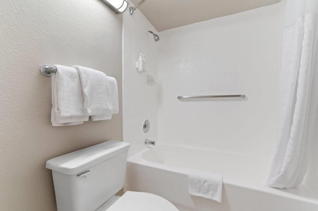 Days Inn by Wyndham Buena Park - 