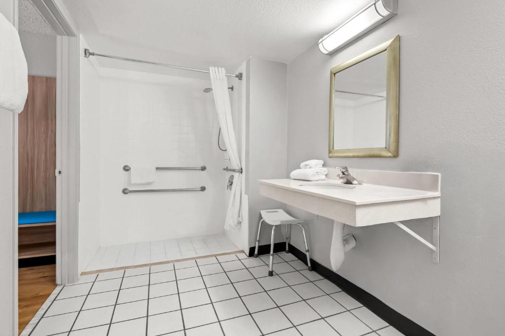 Days Inn by Wyndham Buena Park - 