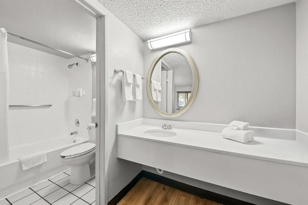 Days Inn by Wyndham Buena Park - 