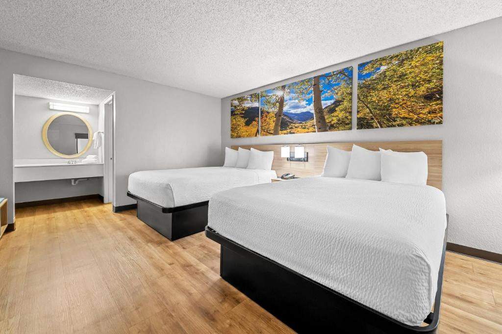 Days Inn by Wyndham Buena Park - 