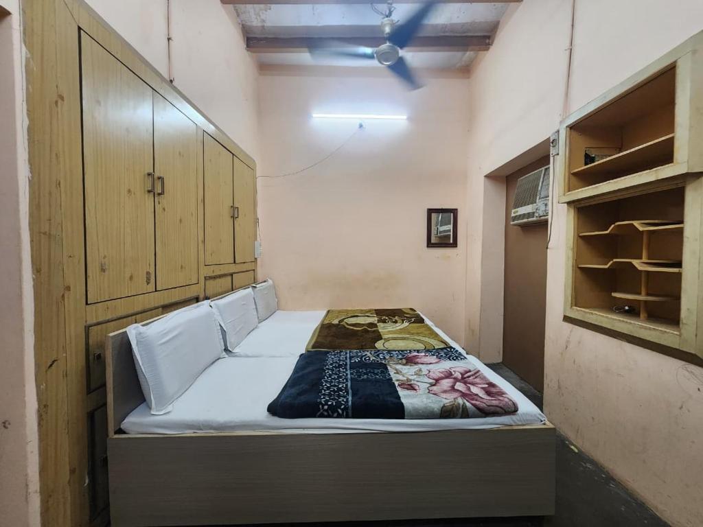 a bedroom with a large bed in a room at Hotel Jannat Palace in New Delhi