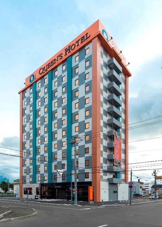 Un edificio de hotel con un cartel encima. en Queens Hotel Chitose, en Chitose