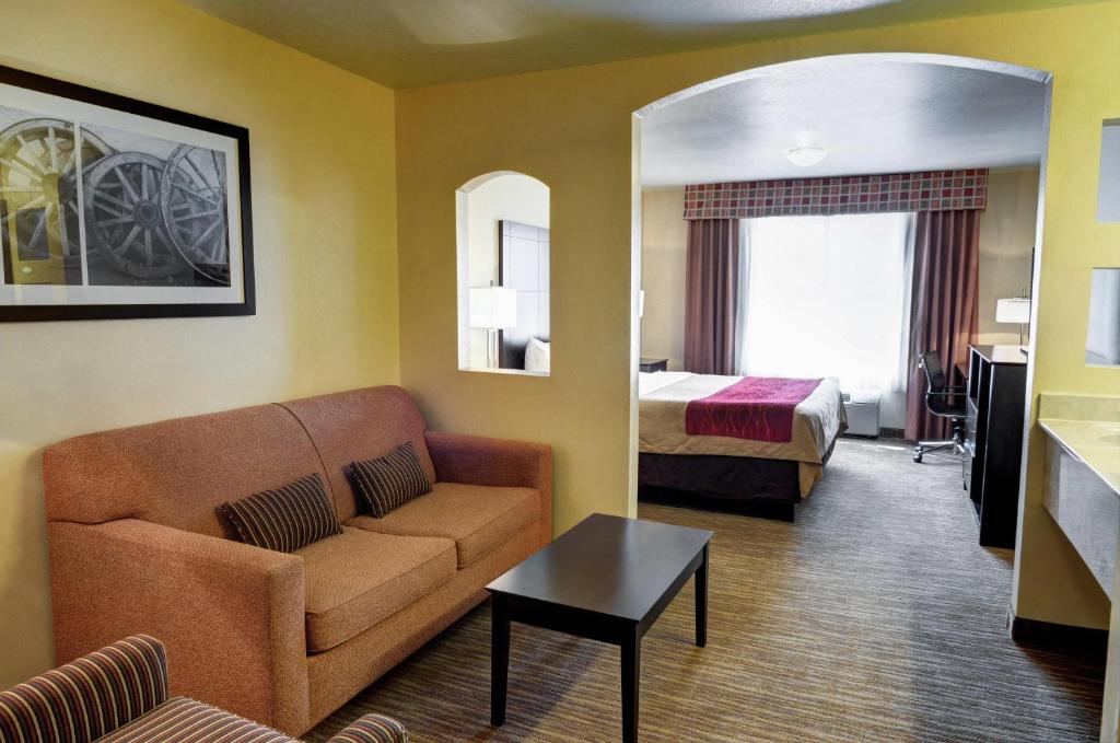 Comfort Inn & Suites - 