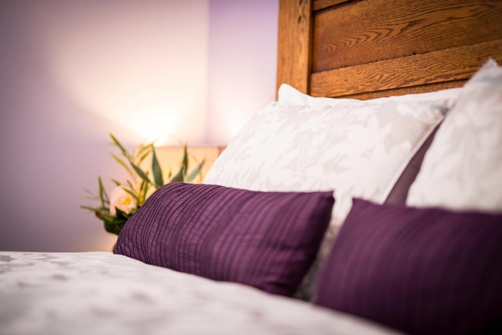 Postel nebo postele na pokoji v ubytování Cloudside Hotel