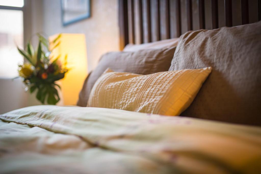 Postel nebo postele na pokoji v ubytování Cloudside Hotel