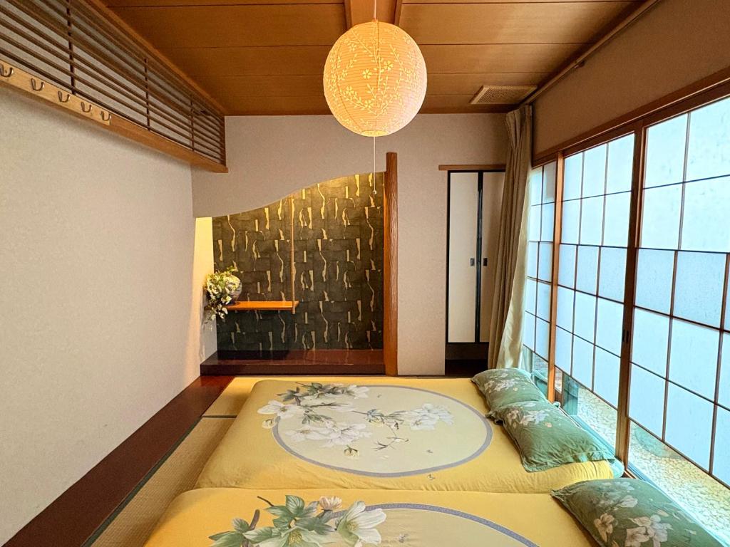 a room with a bed in the corner of a room at Just a short walk 心斎橋 Glico Sign 1min 道頓堀30-second 黒門市場 難波駅 Dotonbori Guesthouse 松の阁 in Osaka