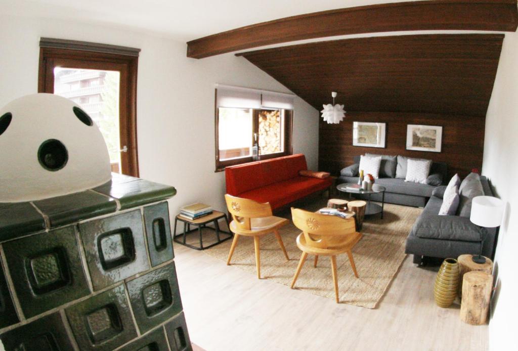 Posedenie v ubytovaní Family Friendly Chalet - Central with Beautiful Mountain Views