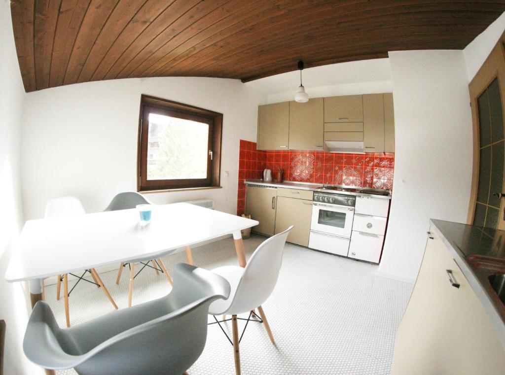 Kuchyňa alebo kuchynka v ubytovaní Family Friendly Chalet - Central with Beautiful Mountain Views
