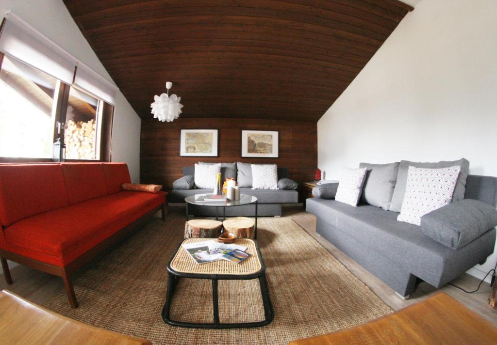 Posedenie v ubytovaní Family Friendly Chalet - Central with Beautiful Mountain Views