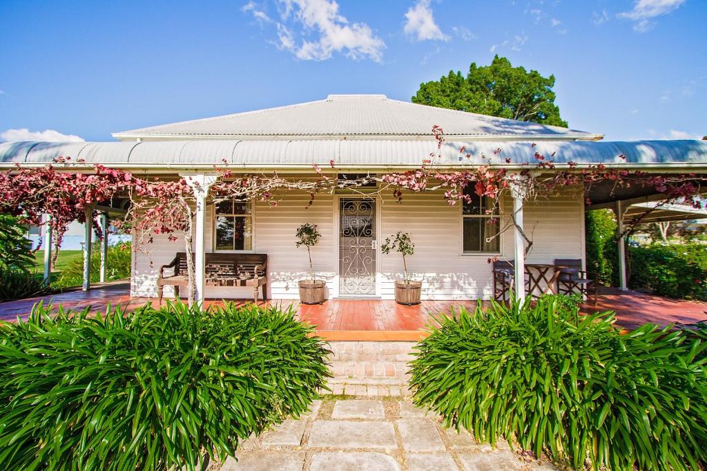 Taman di luar Pooles Rock Vineyard Accommodation