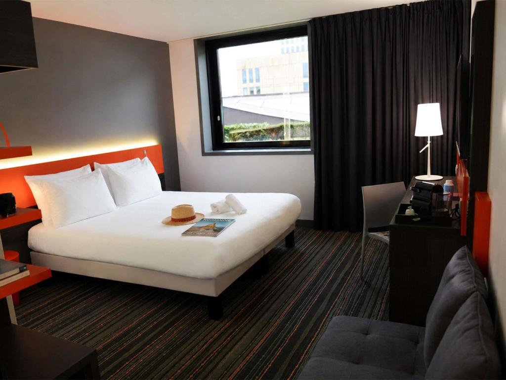 a hotel room with a bed and a window at ibis Styles Caen centre gare in Caen