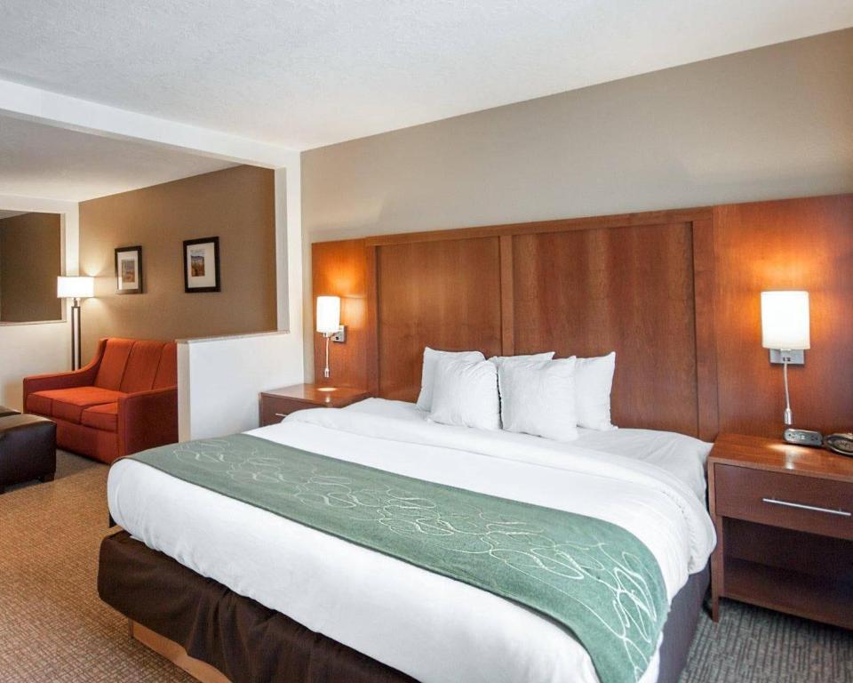 Comfort Suites Airport photo
