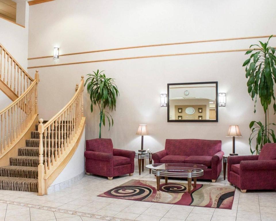 Comfort Suites Airport photo