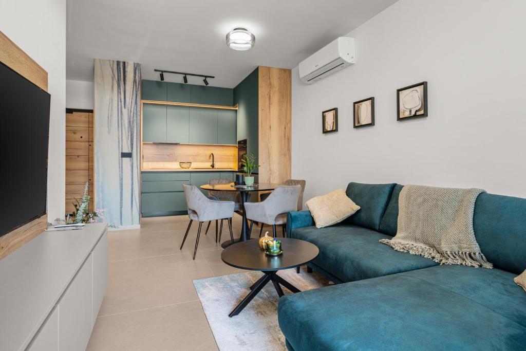 ein Wohnzimmer mit Sofa und Tisch in der Unterkunft Aine in Labin