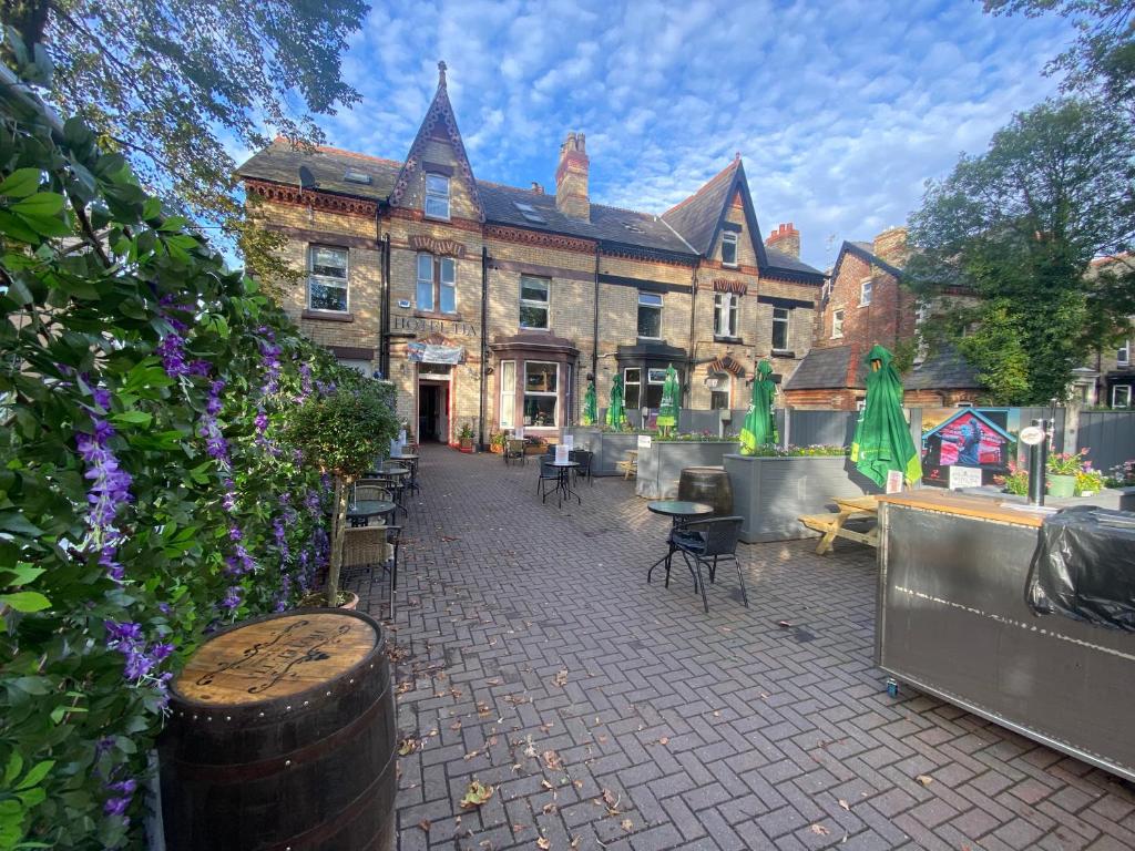 ein großes Gebäude mit einem Innenhof mit Tischen und Stühlen in der Unterkunft Hotel Tia in Liverpool
