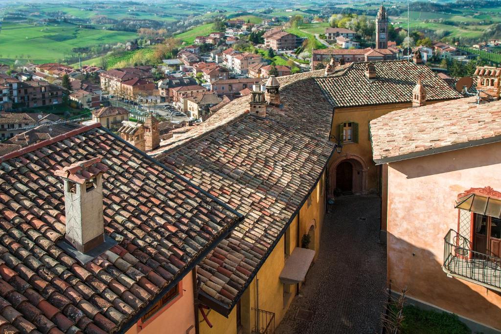 Nespecifikovaný výhled na destinaci Monforte dʼAlba nebo výhled na město při pohledu z penzionu