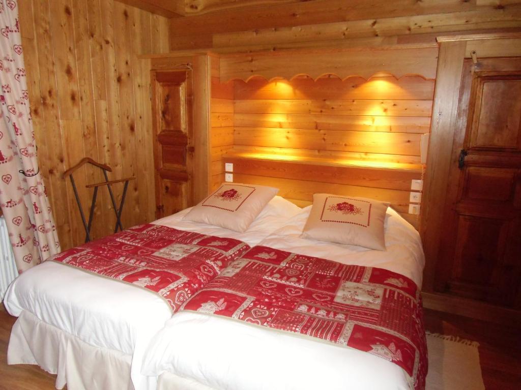Villar-dʼArèneにあるAuberge Aux 3 Frenesのログキャビン内のベッドルーム1室