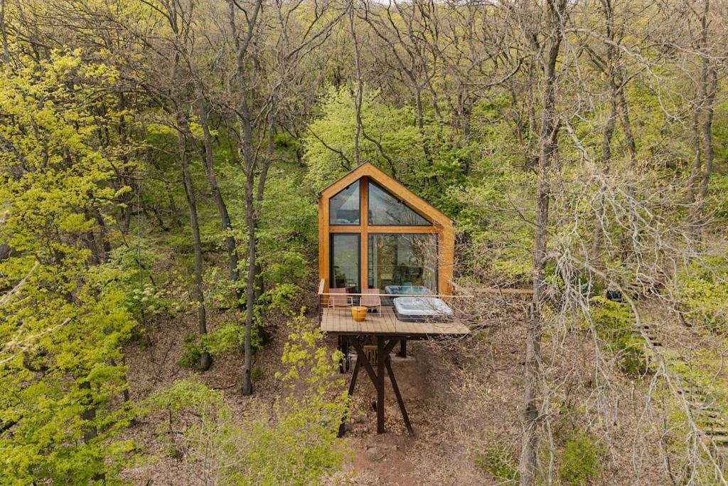 an overhead view of a tree house in the woods at Merengő lombház in Nagymaros