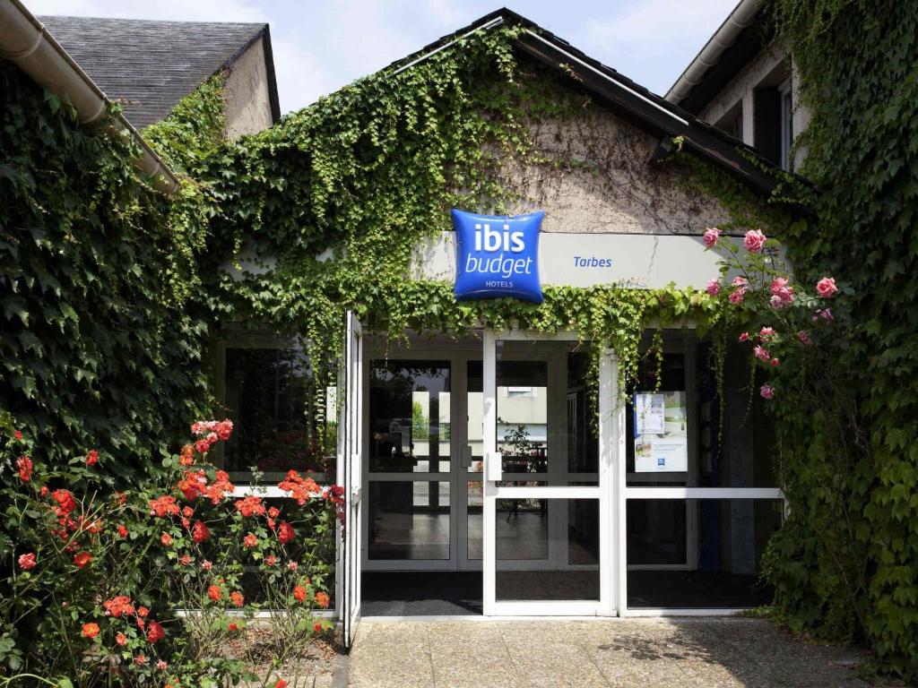 a building with a sign that reads bus lobby at IBIS Budget Tarbes in Tarbes