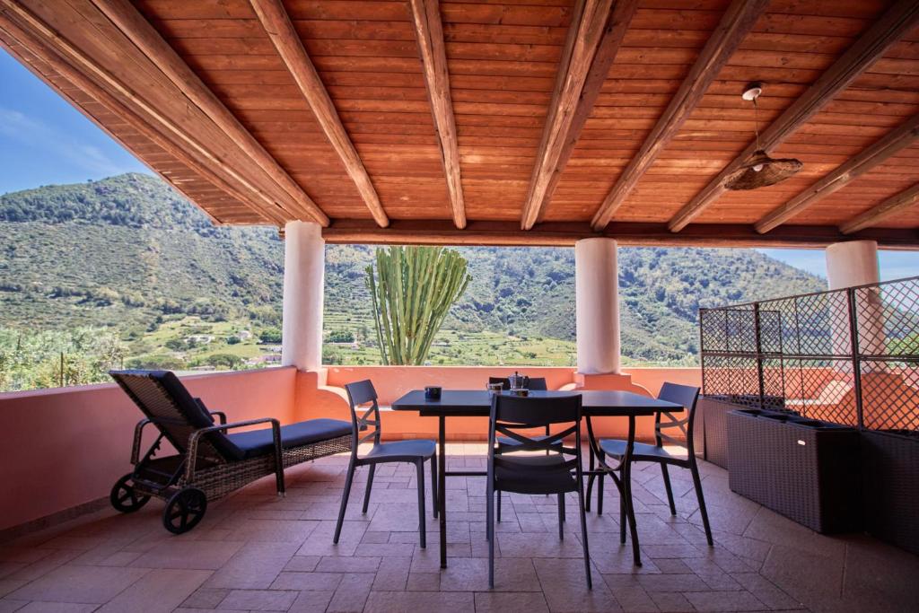 a dining room with a table and chairs on a balcony at Casa Cesare - appartamenti a Salina in Isola Salina