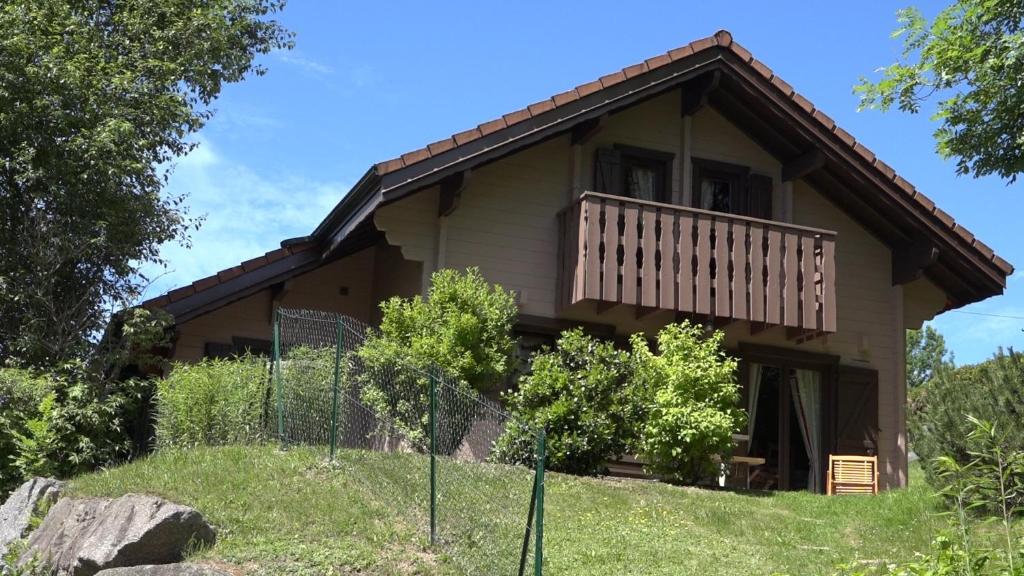 a house with a fence in front of it at Chalet pour 2 personnes à 700m du Centre Ville in Gérardmer