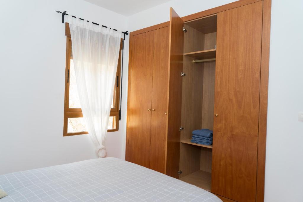 A bed or beds in a room at Miralrio Chulilla